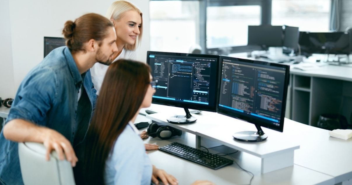 Mujer programadora utilizando su computadora en el trabajo