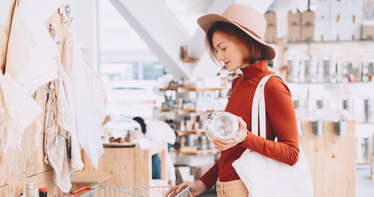 mujer comprando en un comercio sustentable evidenciando las nuevas tendencias en los comportamientos de consumo